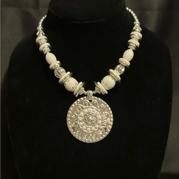 LIVE SHOW NECKLACE - Picture 6 of 14